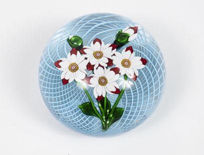 SAINT LOUIS
A colorless crystal paperweight...