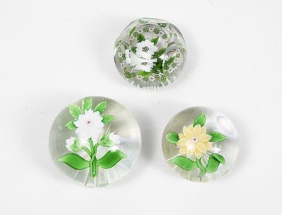 BACCARAT (?)
Three paperweights in colorless...