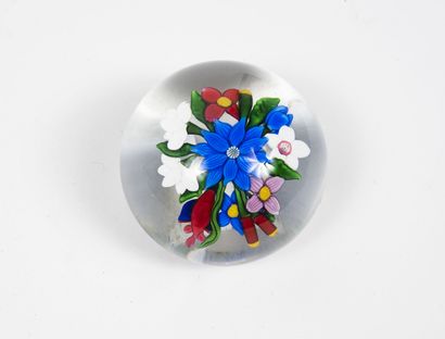 SAINT LOUIS
A colorless crystal paperweight...