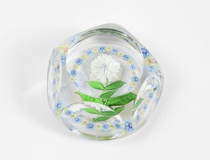 Attribuée à BACCARAT
Paperweight ball in...