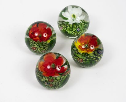 Belgique (?)
Four paperweights in colorless...