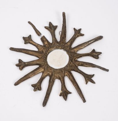 Small sun mirror.

In gilded lead.

Diameter...
