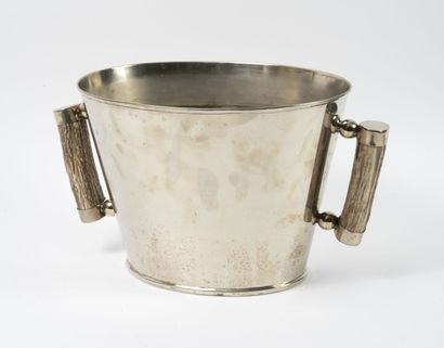 Champagne bucket.

In silver plated metal...