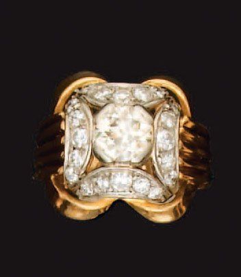 Bague chevalière en or et platine, centrée...