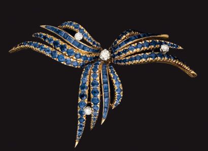 Broche fleur en or, ornée de saphirs calibrés...