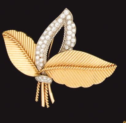 MELLERIO Broche à décor de deux feuilles...