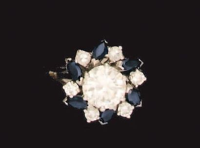 Bague sertie d'un diamant central de taille...
