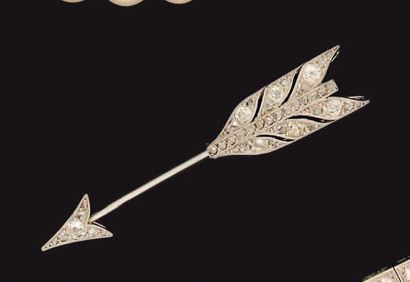 CARTIER. Broche flèche en platine, entièrement...
