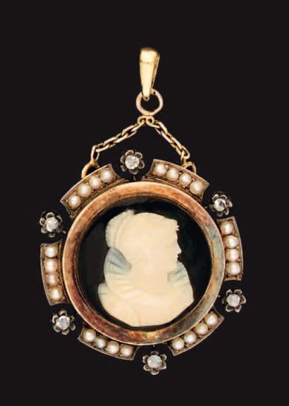 Pendentif camée agate « Profil de femme »...