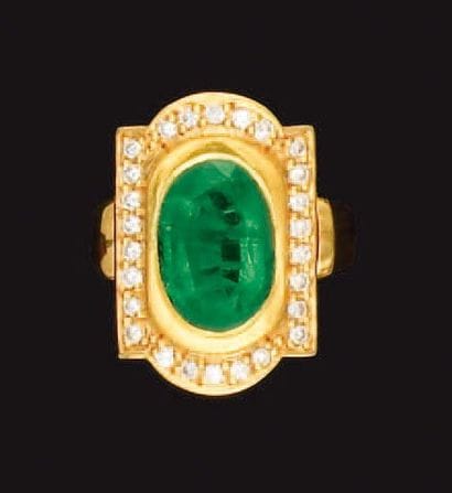 Bague en or jaune sertie d'une émeraude ovale...