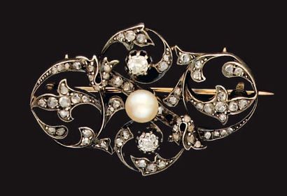 Broche oblongue en or et argent ajourés à...