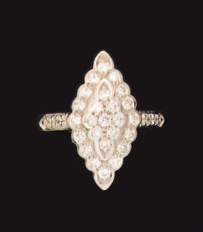 Bague marquise en or gris, sertie de petits...