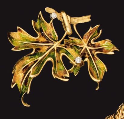 Pendentif feuilles en or jaune émaillé translucide,...