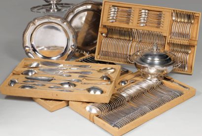 Ménagère en argent à décor de filets et moulure...