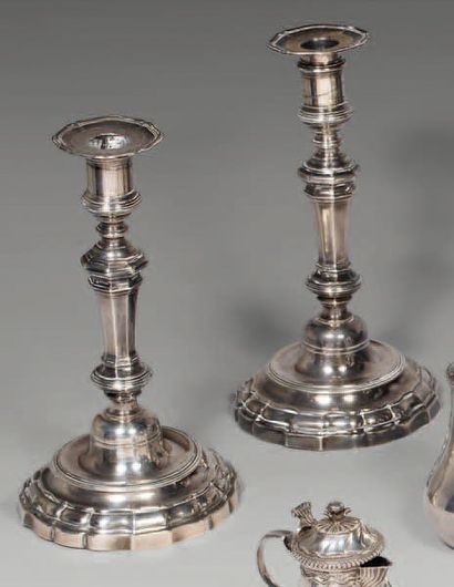 Paire de flambeaux en argent posant sur des...