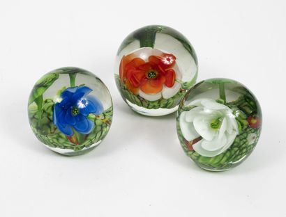 BELGIQUE (?)
Trois boules presse-papiers...