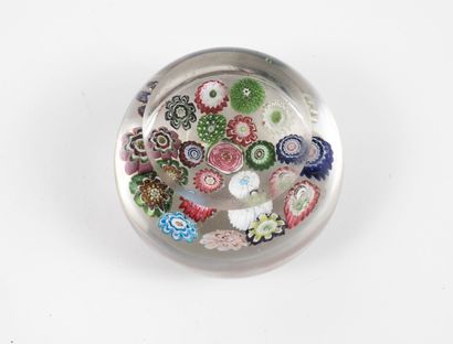 CLICHY
Une boule presse-papiers en cristal...