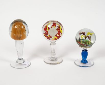 Trois porte-perruques aux têtes sphérique,...