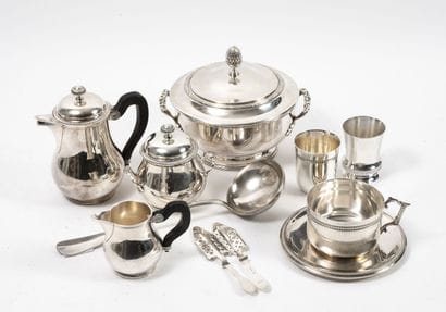 ERCUIS 
Lot of silver-plated metal objects...