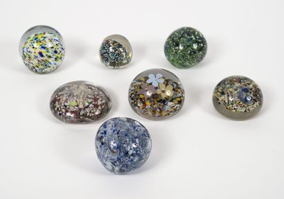 Sept boules presse-papiers en verre incolore...