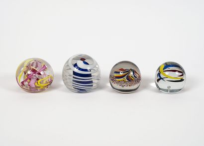 Quatre boules presse-papiers en verre ou...