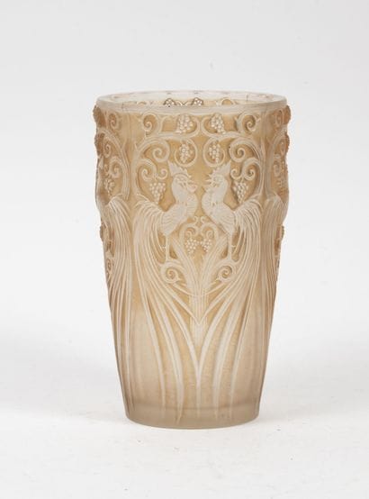 René LALIQUE (1860-1945)
Vase cocks and grapes.

Model...