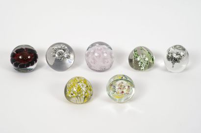 Sept boules presse-papiers en verre incolore...