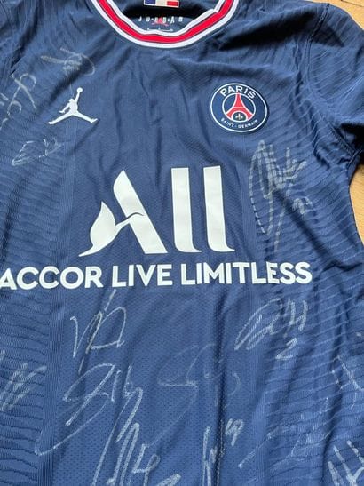 Maillot de foot, taille S, dédicacé par les...