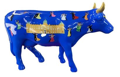 Une sculpture vache 
50 million people in...