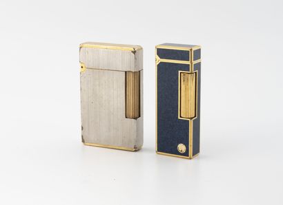 - DUNHILL
Briquet en métal doré et laque...
