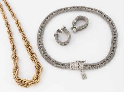 Lot of costume jewelry including : 
- A necklace...