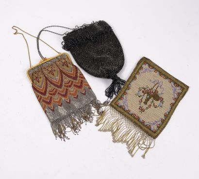 Lot comprenant trois petits sacs du soir...