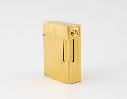 S.T. DUPONT
Briquet de poche en métal doré...
