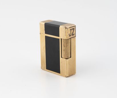 S.T. DUPONT
Briquet en métal doré rainuré...