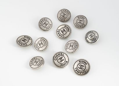 CHANEL
Dix boutons ronds en métal argenté,...