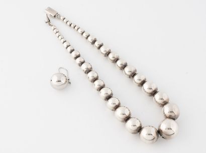 Necklace decorated with silver beads (800)...