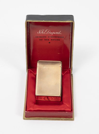 S.T. DUPONT
Briquet de poche en métal doré...