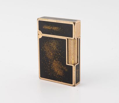 S.T. DUPONT
Briquet en métal doré à réserves...