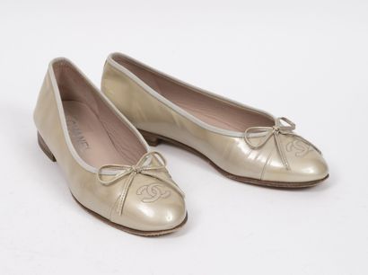 CHANEL Paris
Paire de ballerines en cuir...