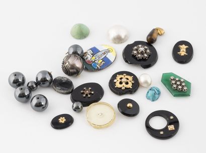Lot including :
- onyx or green agate platelets,...