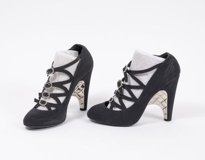 CHANEL
Paire d'escarpins en tissu noir à...