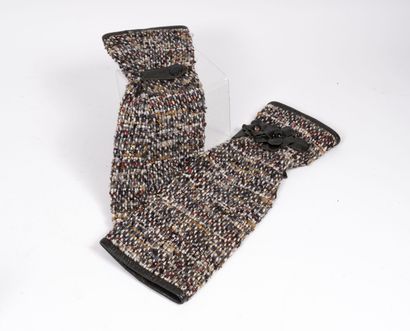 CHANEL
Mitaines en tweed gris, beige, camel...