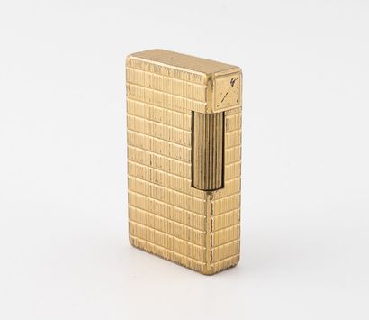 S.T. DUPONT
Briquet en métal doré bretté.
Numéroté...
