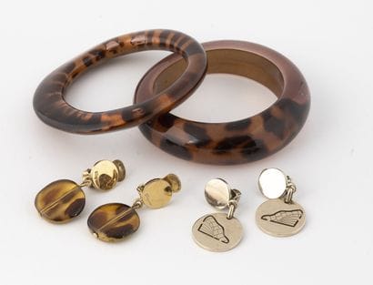Salvatore FERRAGAMO
Lot de bijoux fantaisie...