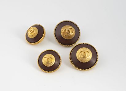 CHANEL
Quatre boutons ronds en métal doré...
