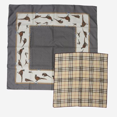 BURBERRY
Carré en soie imprimée à motif tartan...