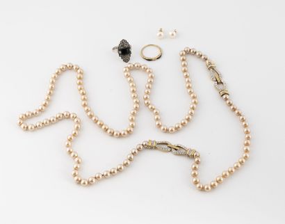Petit lot de bijoux de fantaisie comprenant...