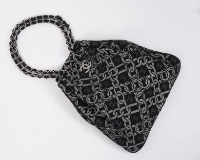 CHANEL
Sac cabas souple en velours noir et...