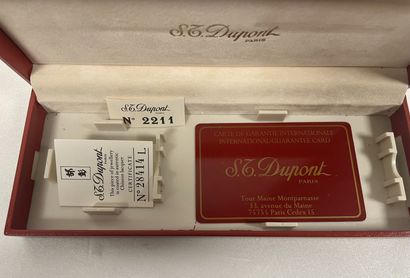 S.T. DUPONT
Parure comprenant un stylo roller...
