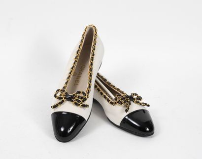 CHANEL
Paire de ballerines en toile beige...